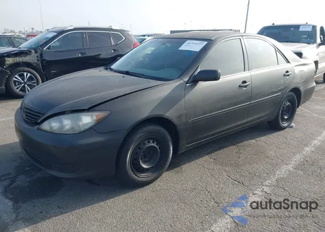 2005 Toyota Camry Le z USA, uszkodzony, nr VIN 4T1BE32K85U045242